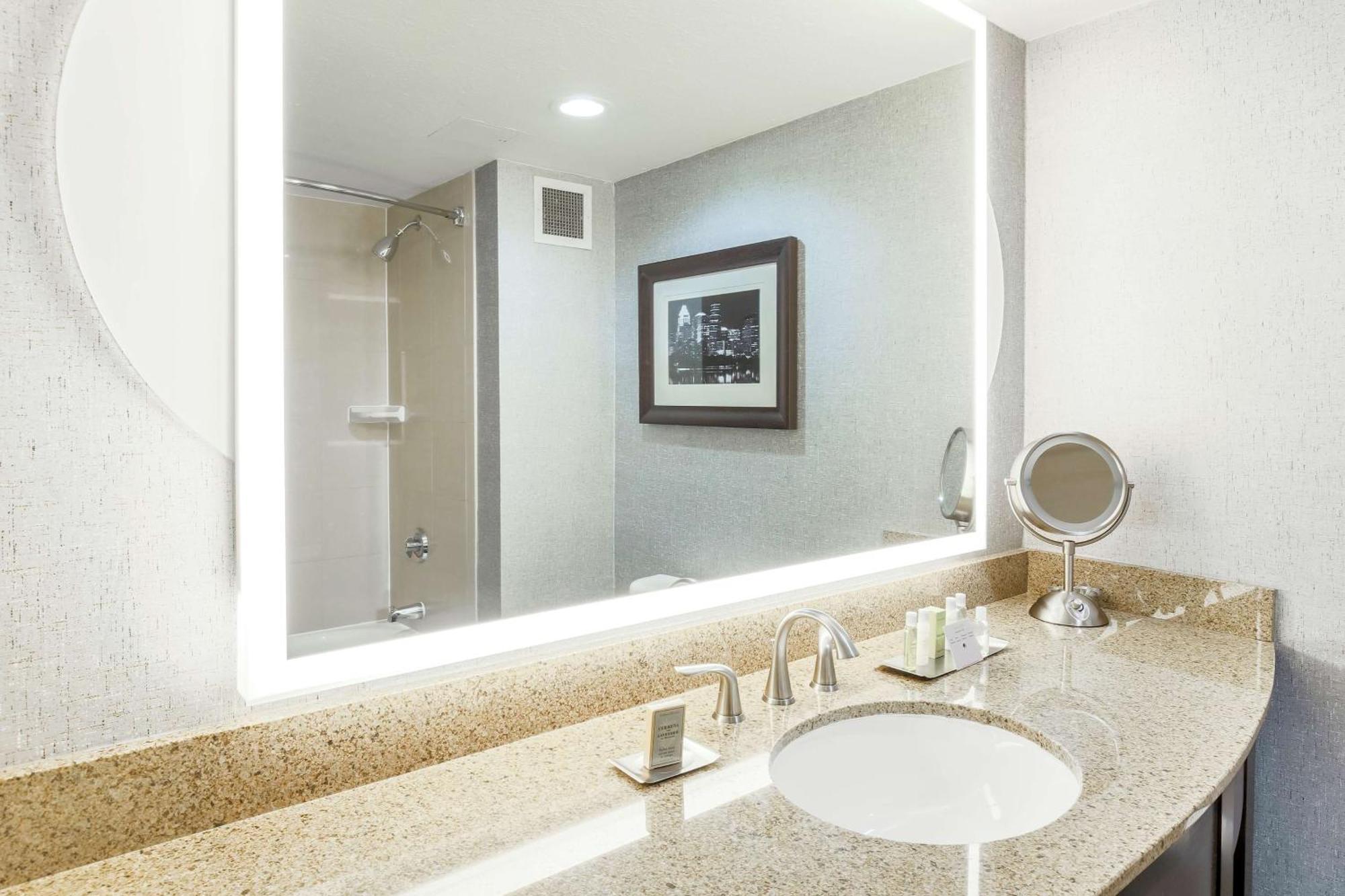 Doubletree By Hilton Austin-University Area מראה חיצוני תמונה